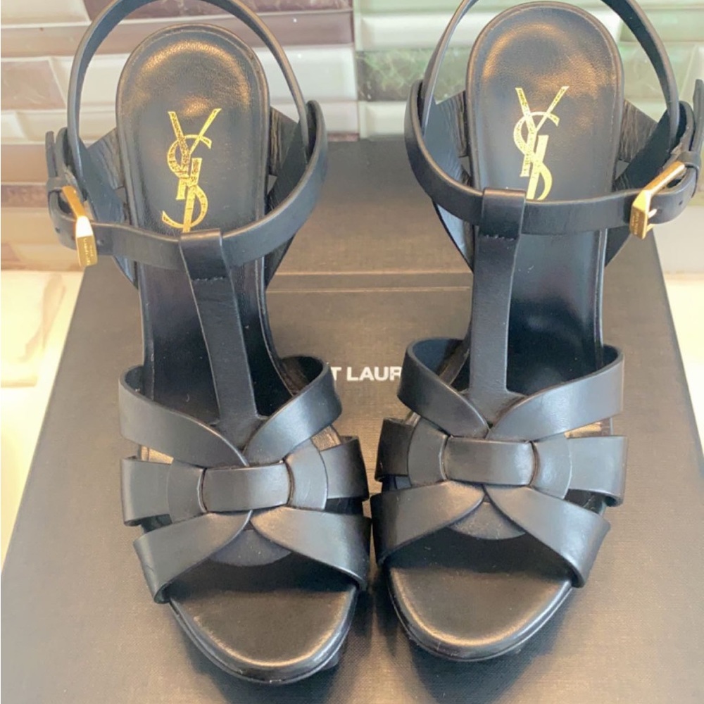 Saint Laurent patent leather Tribute sandal; golden hardware. - Picture 4 of 8
